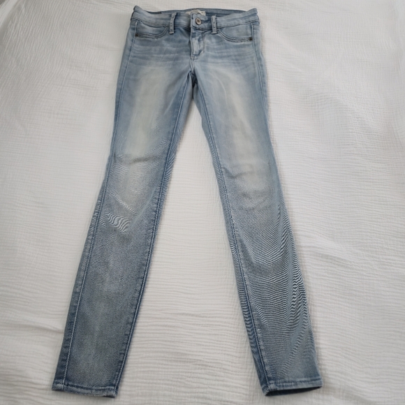 Abercrombie & Fitch Light Wash Skinny Jeans – Size 24 Long, aka “Leg-Lengthening - Picture 1 of 9
